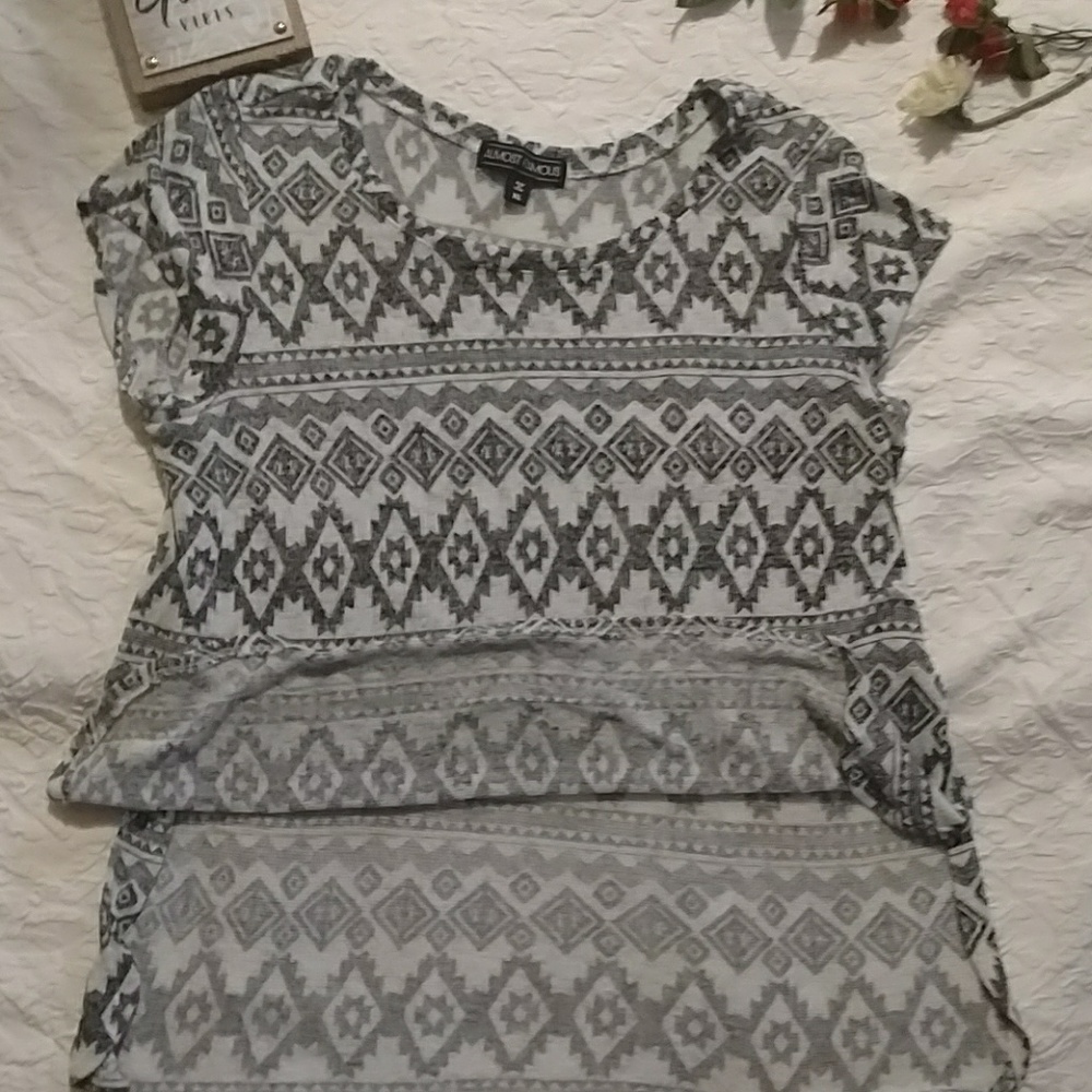 Geometric print top - Picture 2 of 3